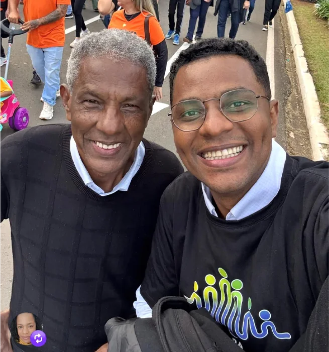 Junior Santos Rosa ao lado de um apoiador durante caminhada